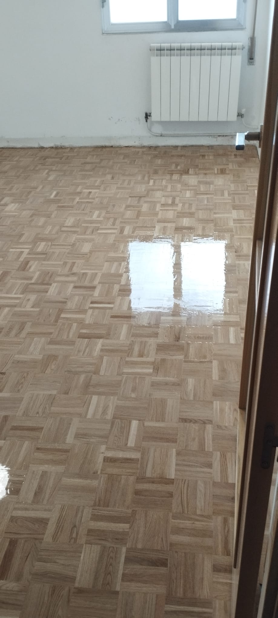 Parquet mosaico de madera barnizado y pulido, instalación profesional de Tarimas Remasol